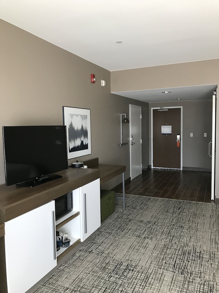 Room, 2 Queen Beds (Mobility & Hearing, Roll-in Shower) photo 3