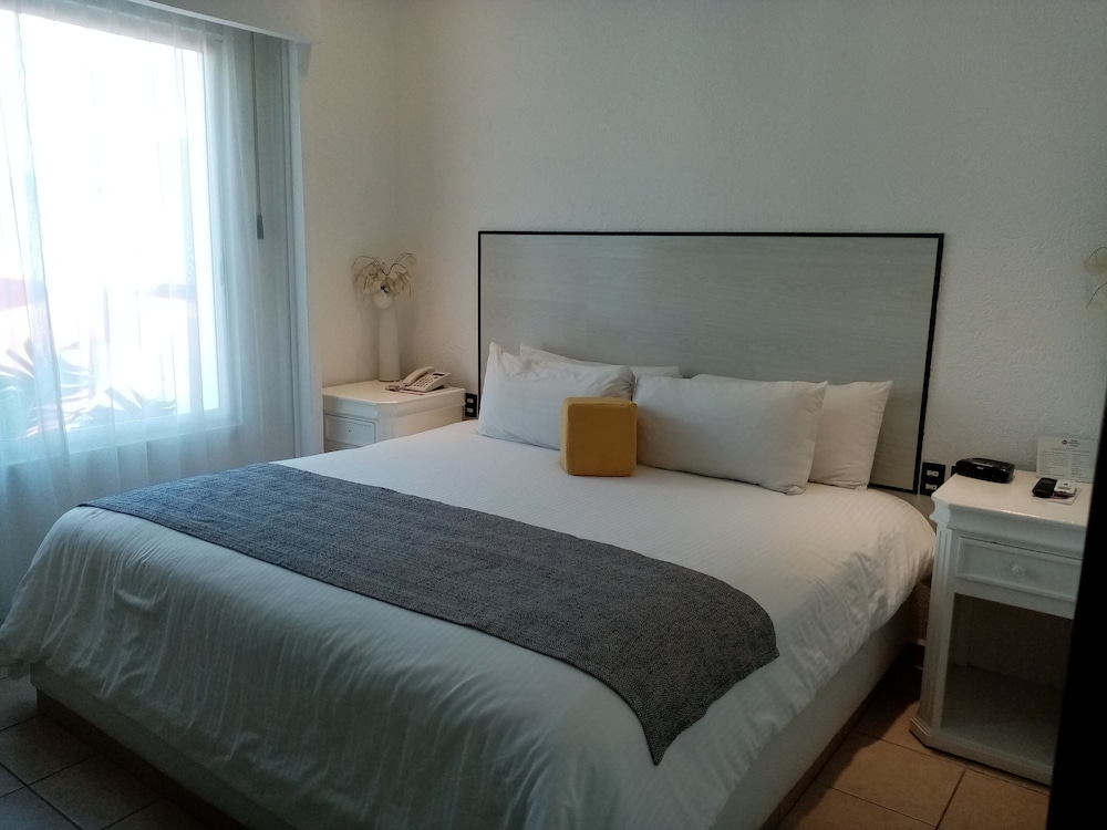 Standard Room, 1 King Bed, Non Smoking - Photo 10