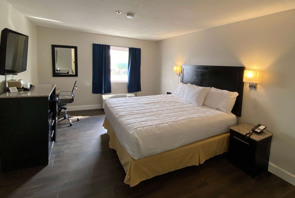 Studio Suite, 1 King Bed, Non Smoking - Photo 1