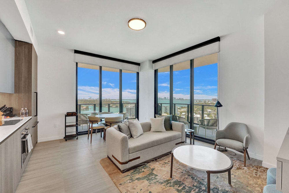 Premium 2 bedroom with Balcony, Bay Views