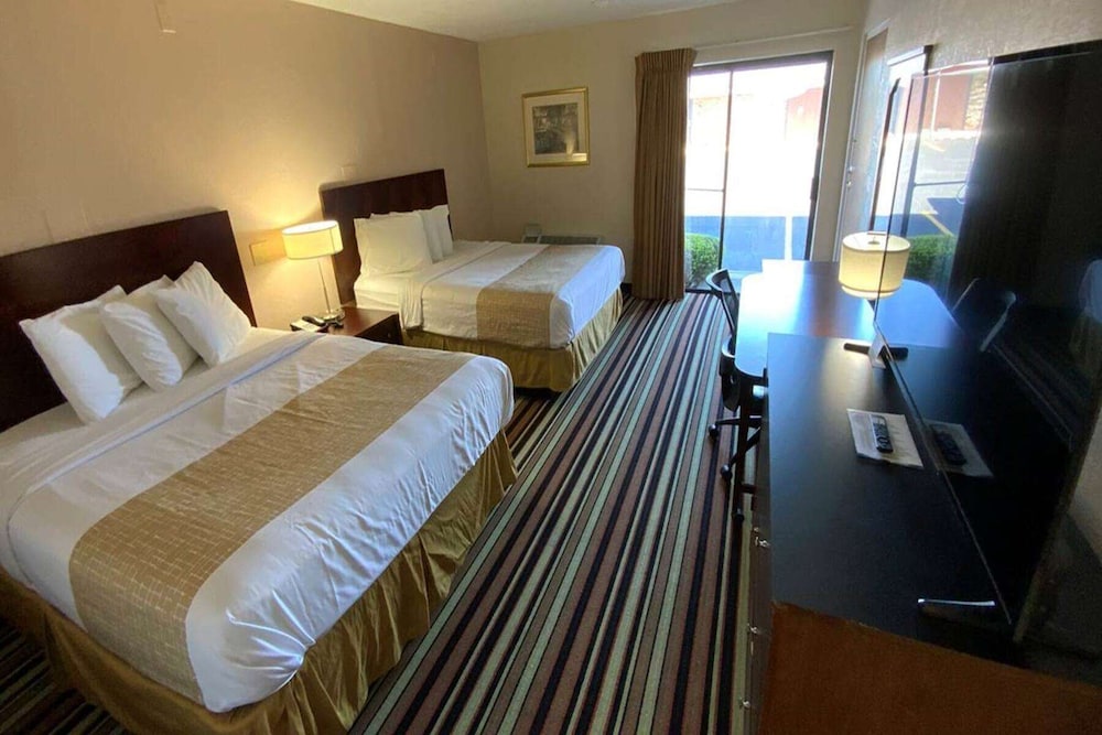 Deluxe Studio, 2 Queen Beds, Non Smoking (Efficiency) - Photo 1