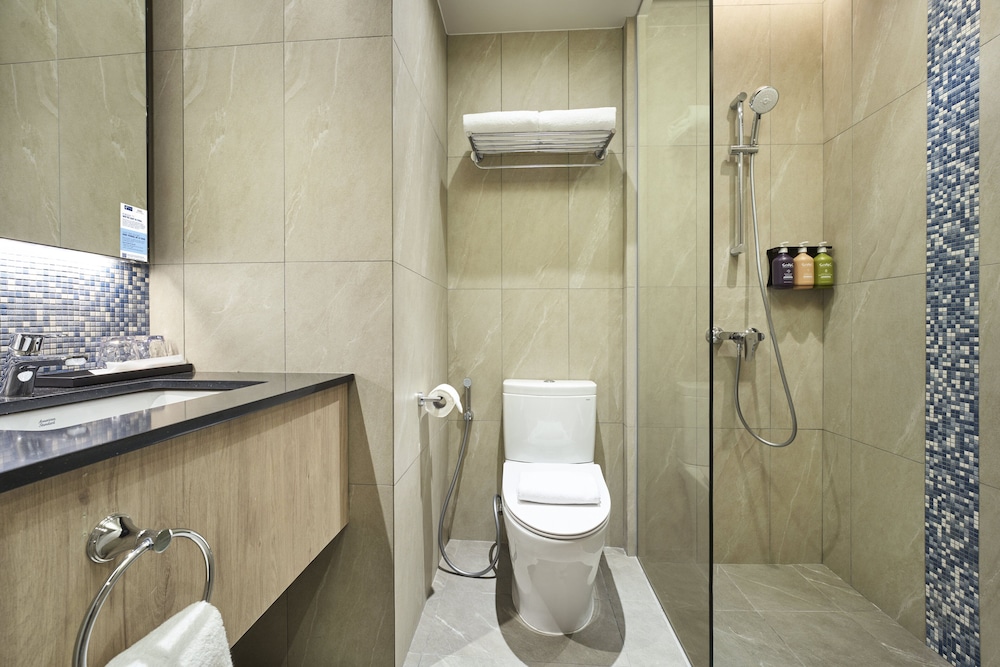 Suite, 1 Bedroom, Kitchenette (High Floor) photo 2