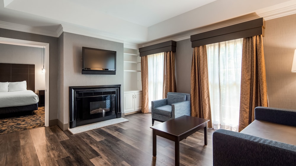 Suite, 2 Queen Beds, Non Smoking, Refrigerator & Microwave - Photo 2