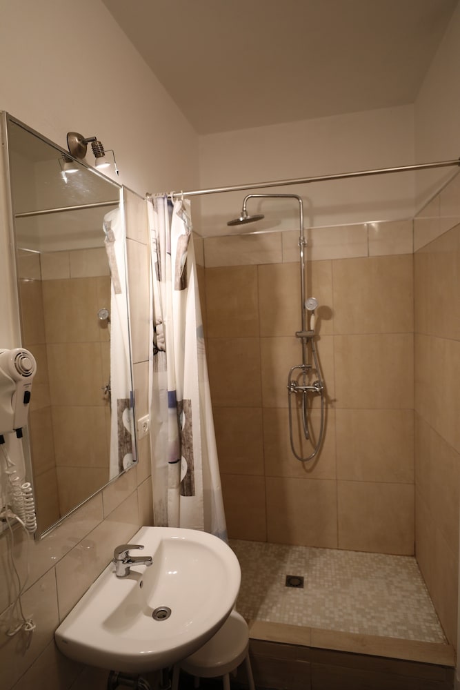 Deluxe Double or Twin Room, 1 King Bed photo 3