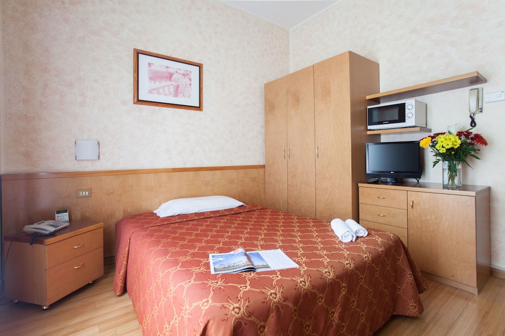 Studio, 3 Twin Beds