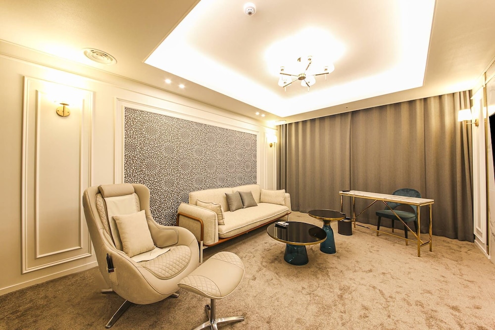 Executive Suite Family - Photo 1