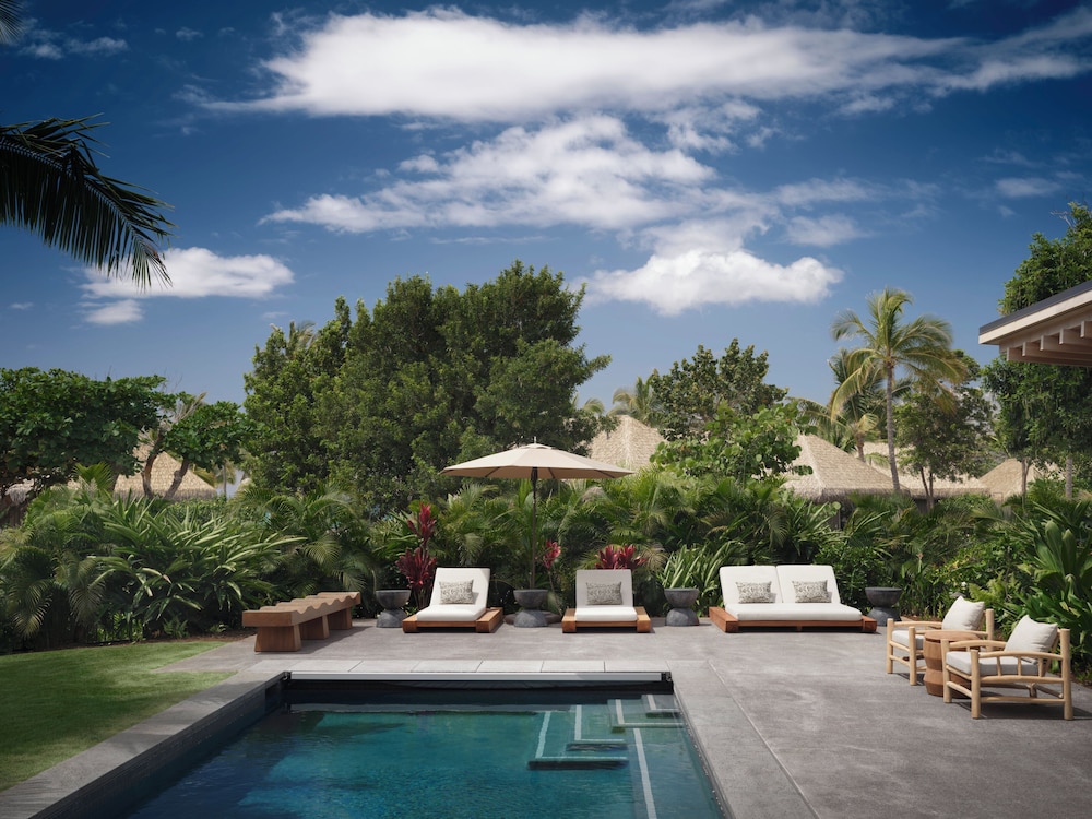 Ocean Front Four Bedroom Maheawalu Kauhale