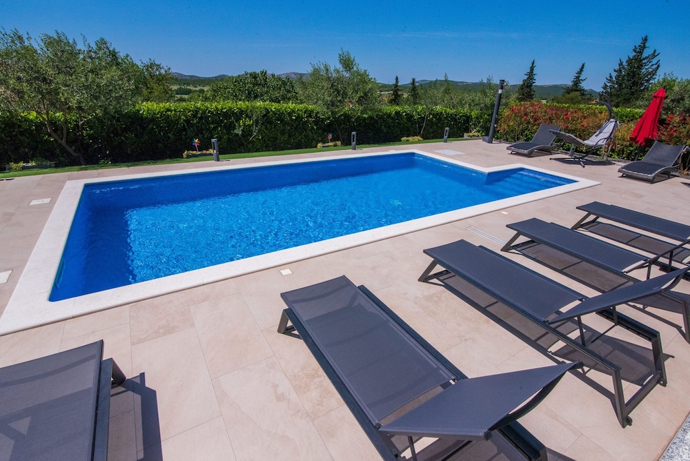 Villa photo 3