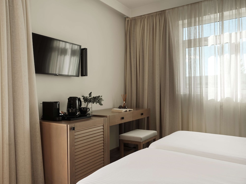 Deluxe Room, 1 Bedroom, Balcony - Photo 4