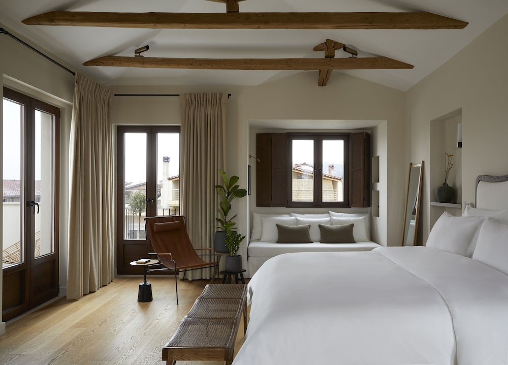 Panoramic Studio Suite (Meteora View)