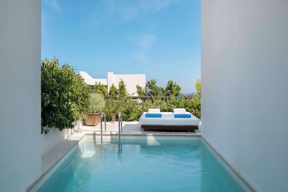 Junior Suite, 1 King Bed, Pool Access thumbnail 5