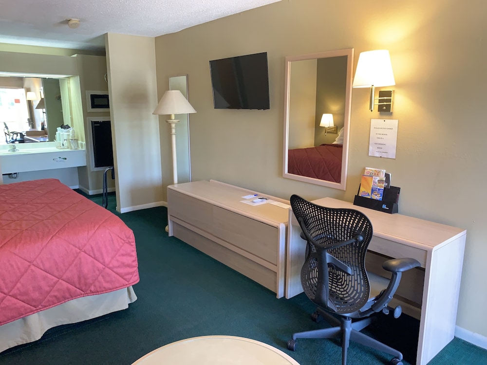 Room, 1 King Bed, Non Smoking (Deluxe) - Photo 4