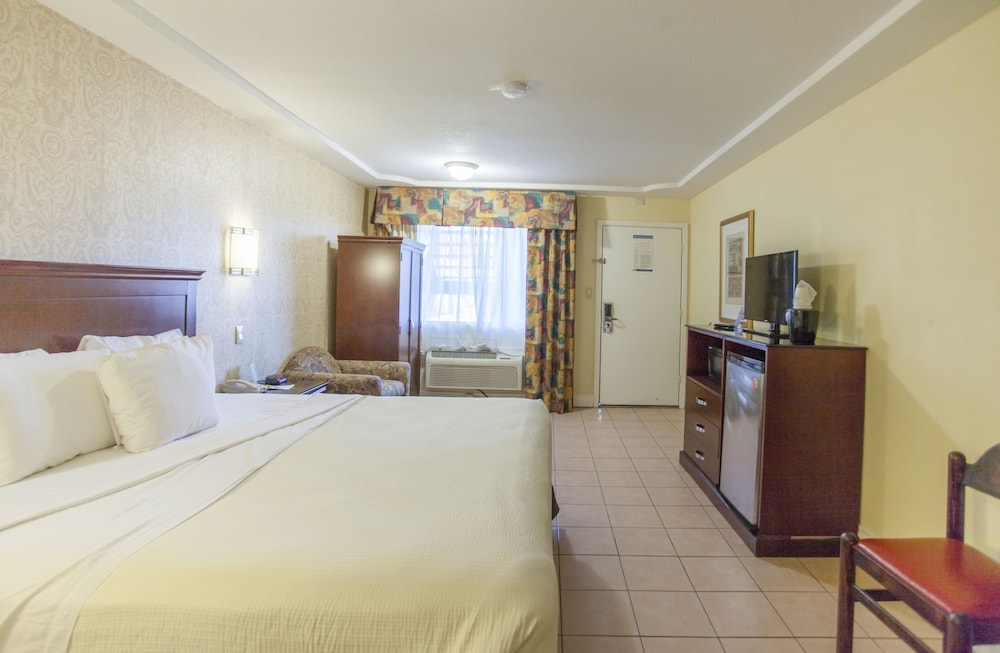 Room, 1 King Bed - Photo 3