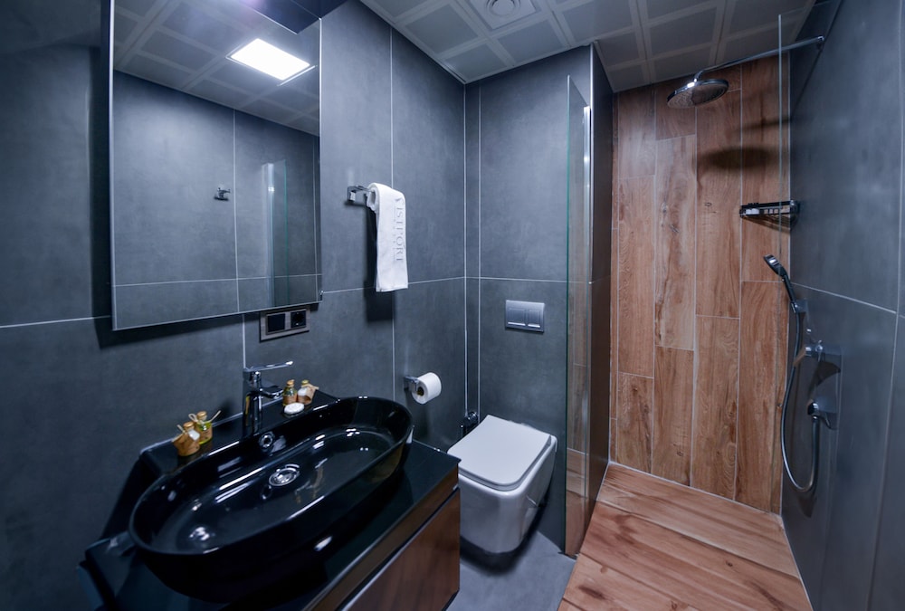 Deluxe Triple Room thumbnail 5