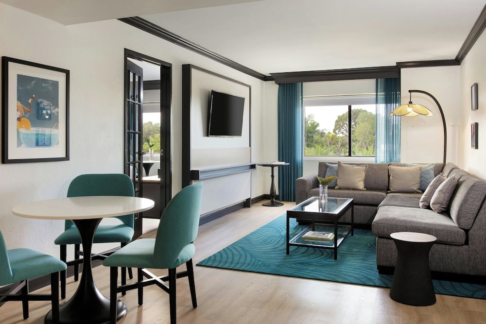 Luxury Suite, 1 Bedroom, Pool View (Mobility Accessible, Roll-in Shower) - Photo 3