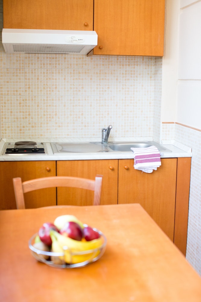 Standard Studio, 1 Queen Bed, Kitchenette, Pool View photo 2