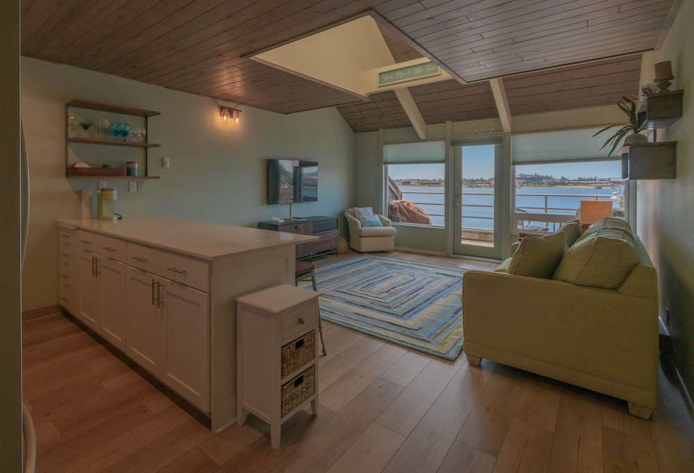 Standard Condo, 1 Queen Bed with Sofa bed, Bay View (One Bedroom Queen Suite Condo)