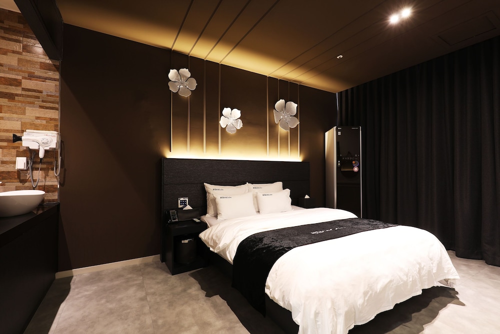 Deluxe Double Room (No Breakfast) - Photo 23