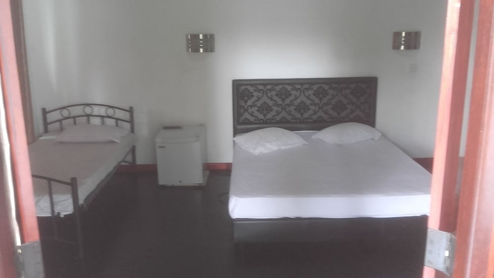 Basic Double Room, 1 Bedroom, Smoking photo 1