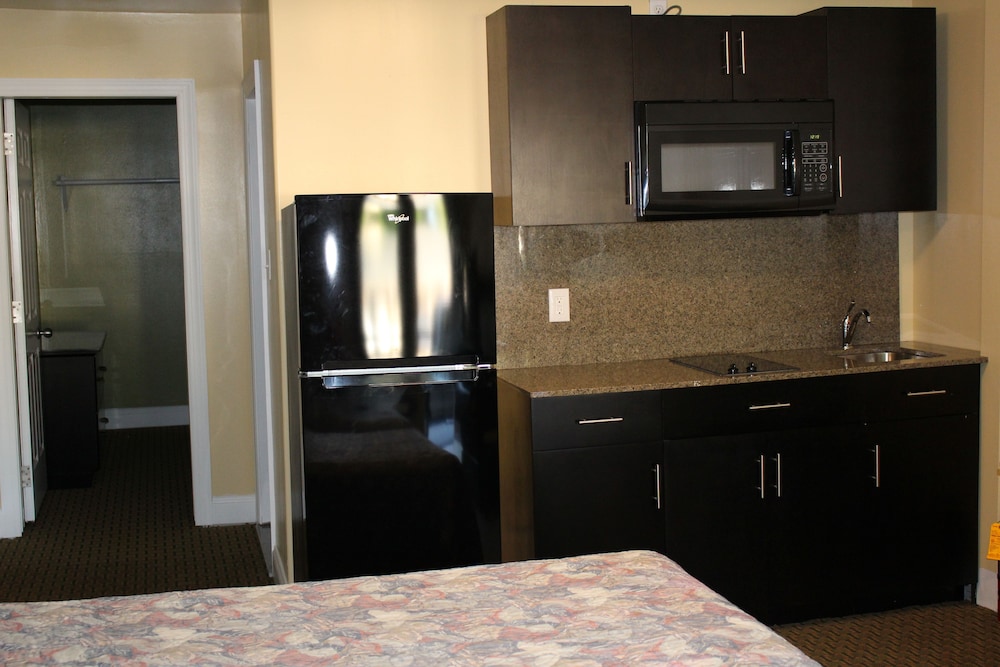 3 Bed Suite Non-Smoking - 3 Full Size Beds photo 3