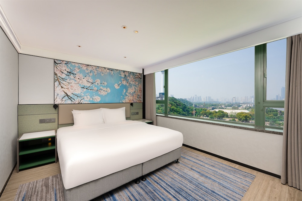 Suite, 1 King Bed with Sofa bed - Photo 1