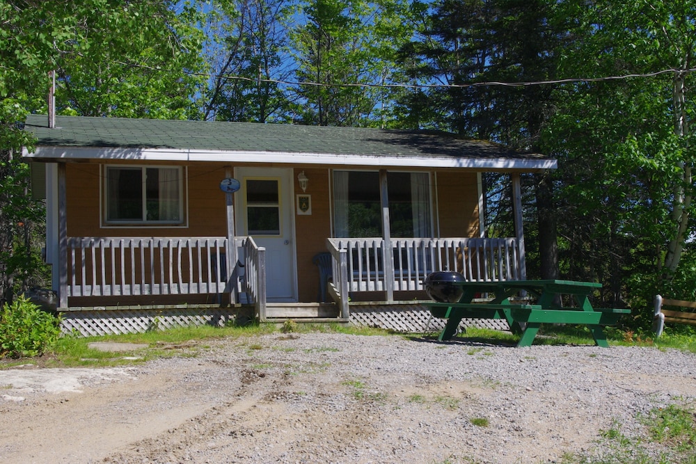 Basic Cabin, 2 Bedrooms (Chalet 3) photo 1