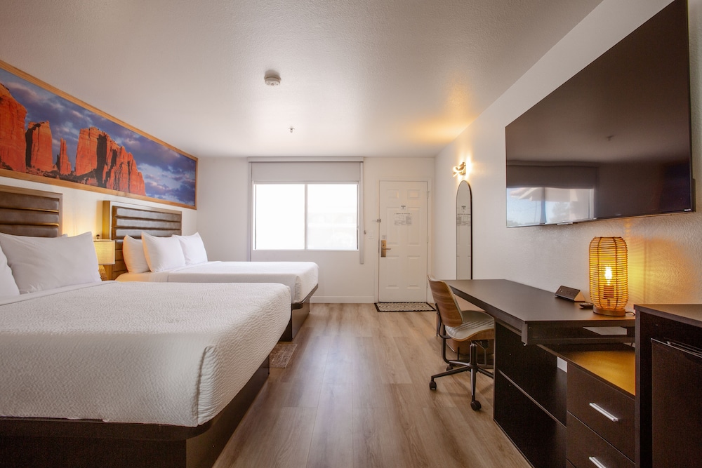 Standard Room, 2 Queen Beds - Photo 3