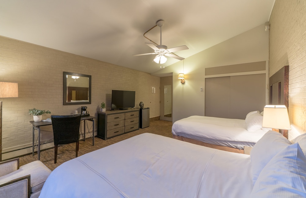 Superior Room, 2 Queen Beds - Photo 5
