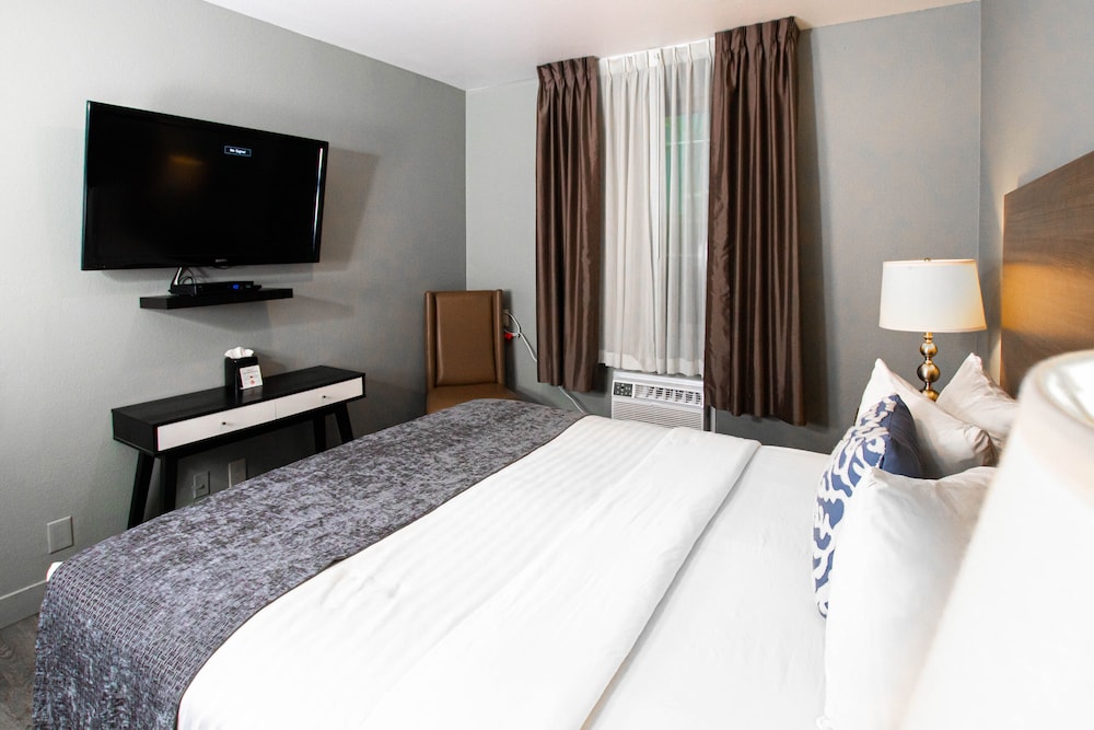 Deluxe Room, 1 King Bed, Pets Allowed