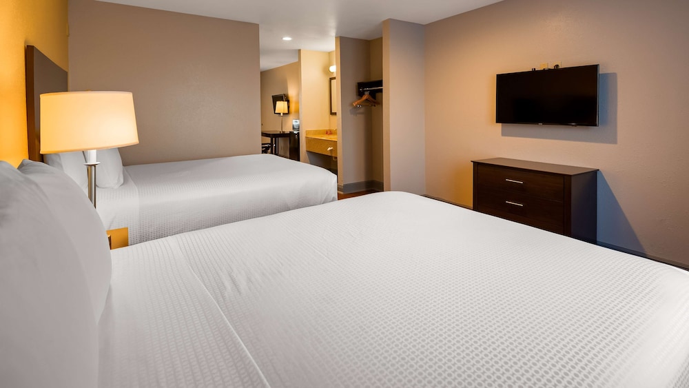 Suite, 2 Queen Beds, Non Smoking, Refrigerator & Microwave - Photo 3