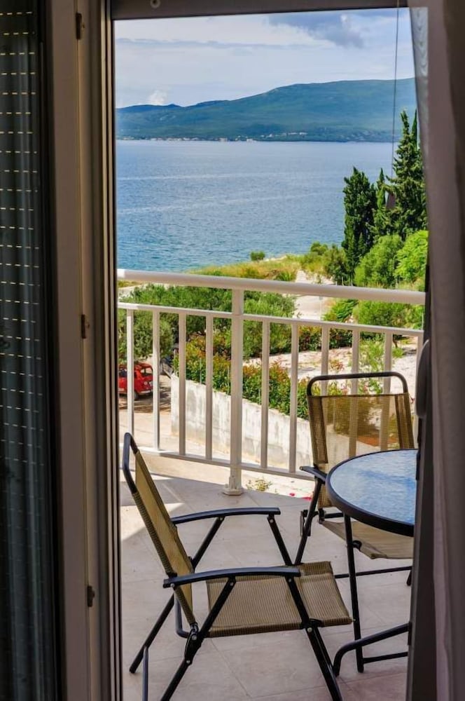 Apartment (Ljuba - in center & close to the beac)