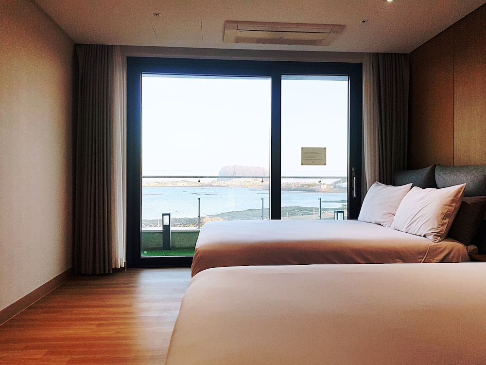 Penthouse - With Pool Access photo 3