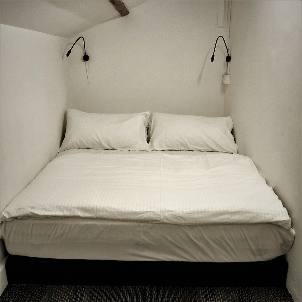 Deluxe Private Room With One Double Bed photo 1