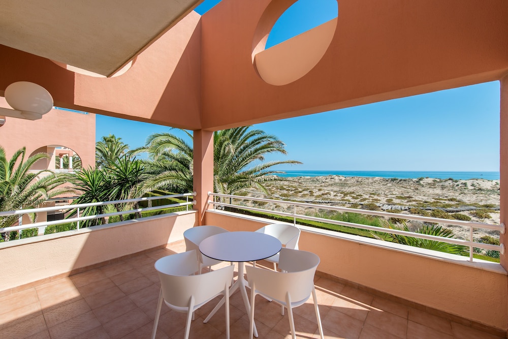 Classic Suite, Private Pool (2 Adults + 1 Child) - Photo 4