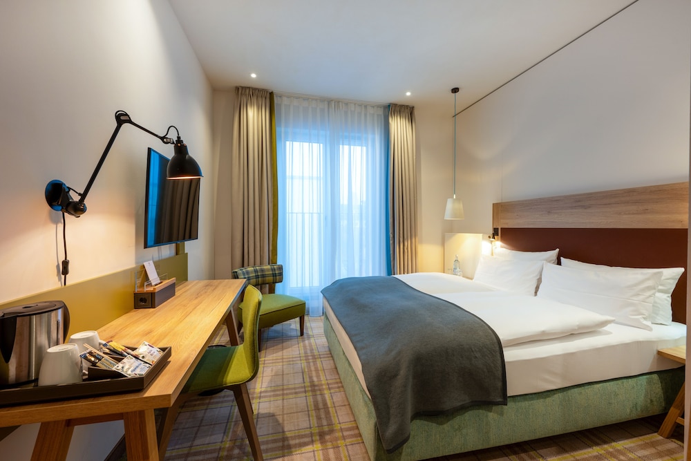 Standard Room, 1 Queen Bed photo 3