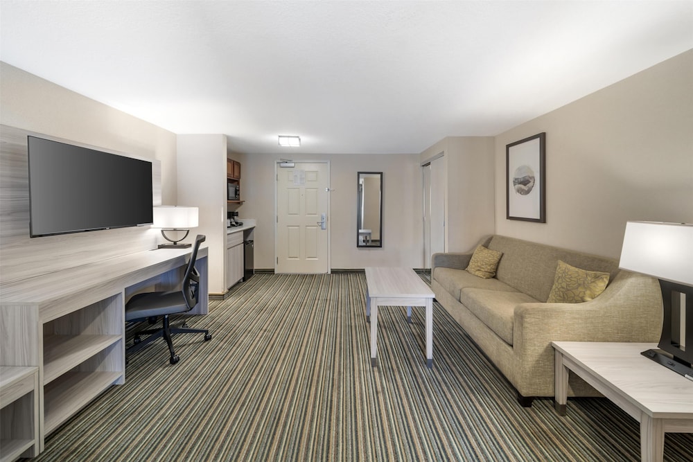 Family Suite, Multiple Beds, Non Smoking, Refrigerator & Microwave (with Single Sofabed) - Photo 1