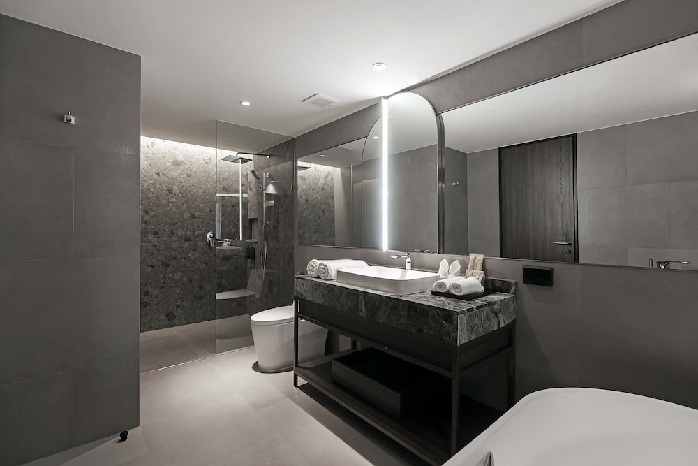 Premier Pool View King Room thumbnail 6