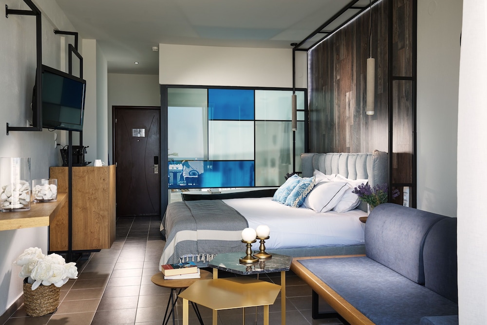 Swim Up suite with sharing pool