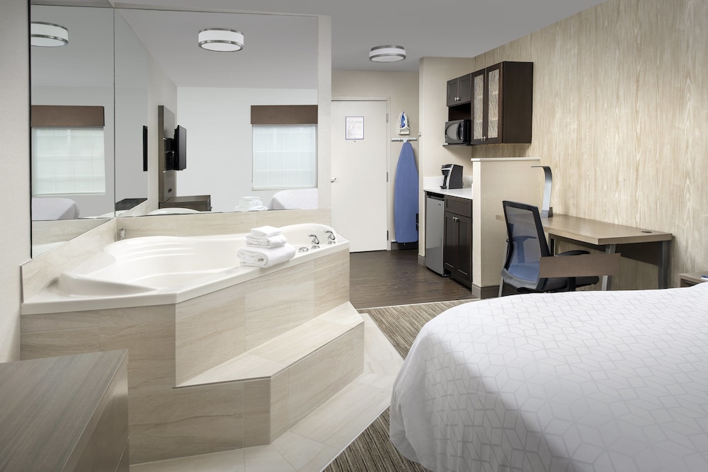 Room, 1 King Bed, Non Smoking (Whirlpool) - Photo 2
