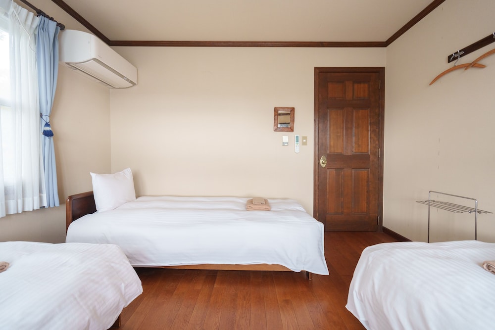 Deluxe Triple Room, Shared Bathroom photo 3