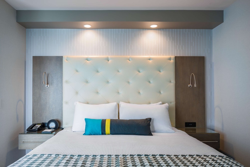 Suite, 1 King Bed, Accessible, Bathtub photo 1