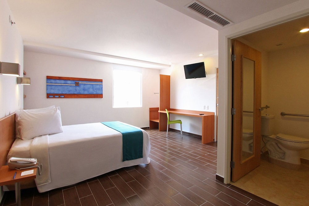 Superior Room, 1 Queen Bed photo 3