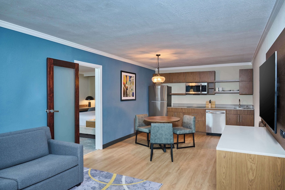 Suite, 1 King Bed, Kitchen photo 2