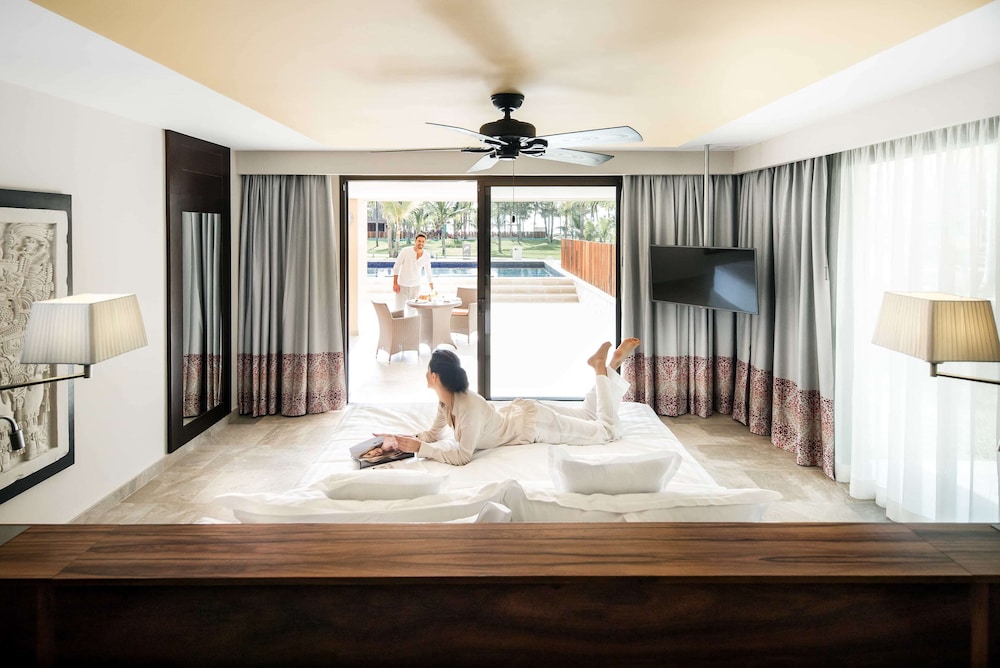 Suite (Swim Up Premium Level)