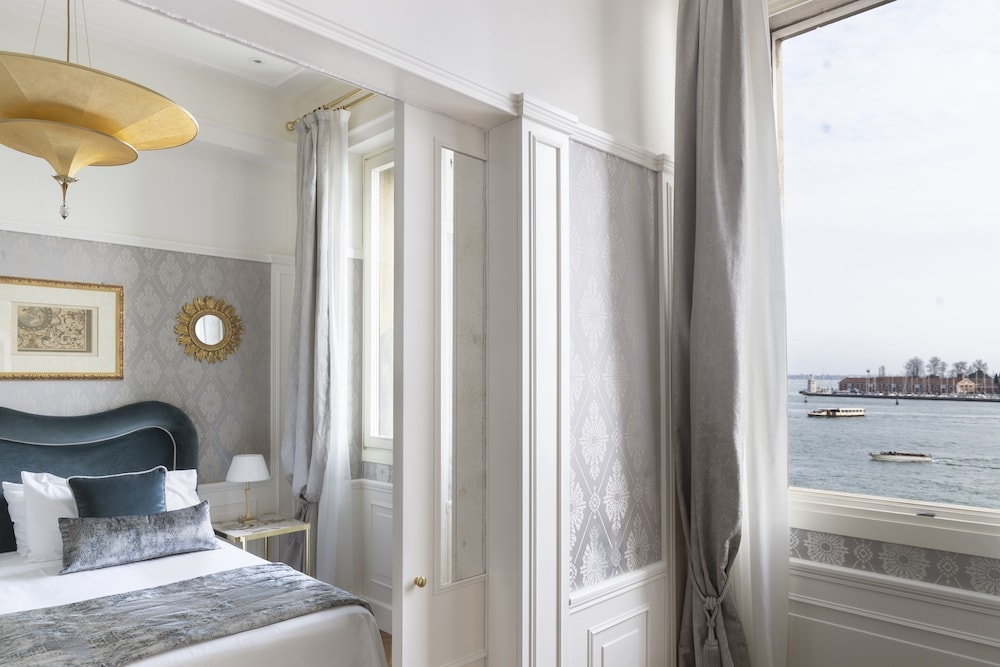 Signature Suite, Balcony, Lagoon View (Borges)