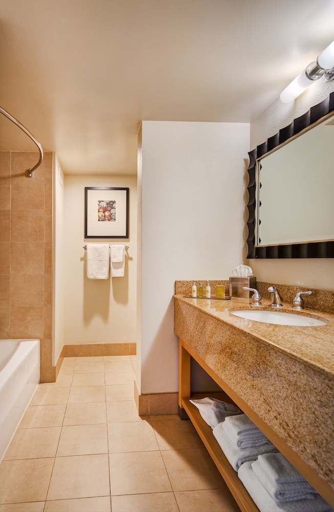 Room, 2 Double Beds, Courtyard View - Photo 4
