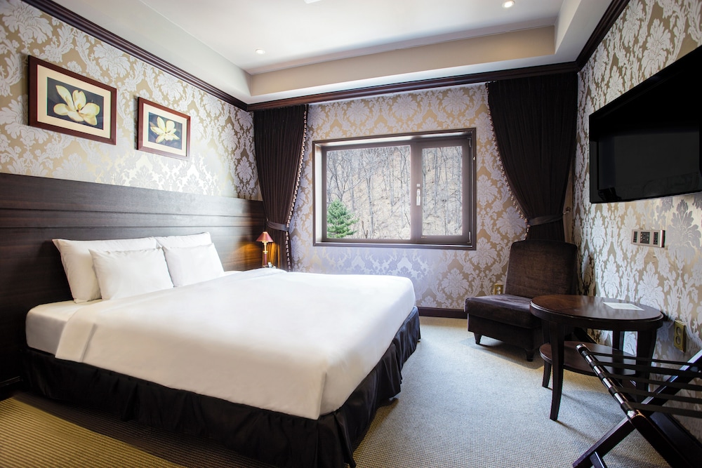 Standard Room, 1 King Bed - Photo 1