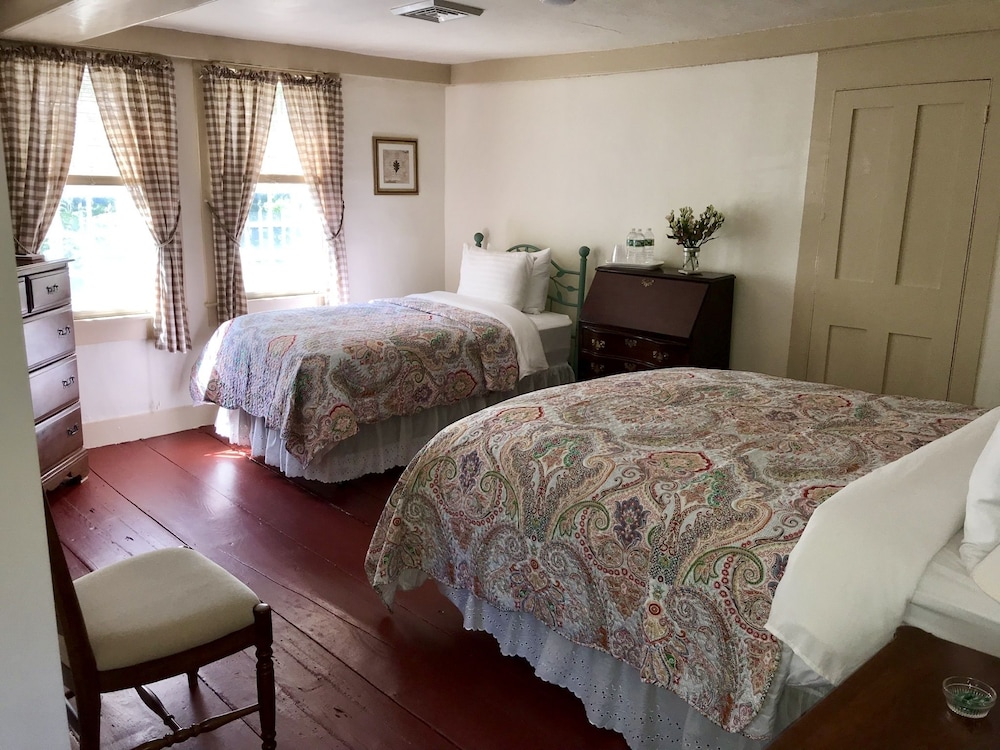 Room 2-ONE Queen Bed and Twin bed with Private Bath
