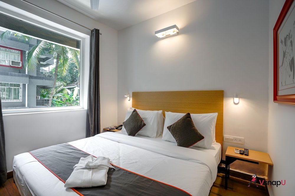 Superior Suite with Balcony and Pool View photo 2
