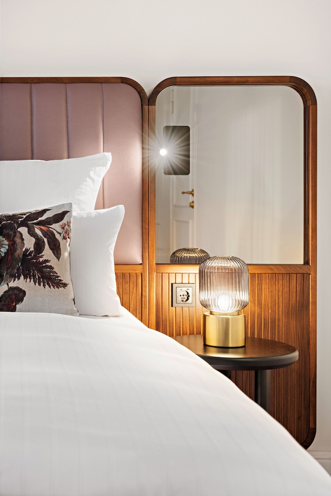 Premium Room, 1 King Bed thumbnail 6